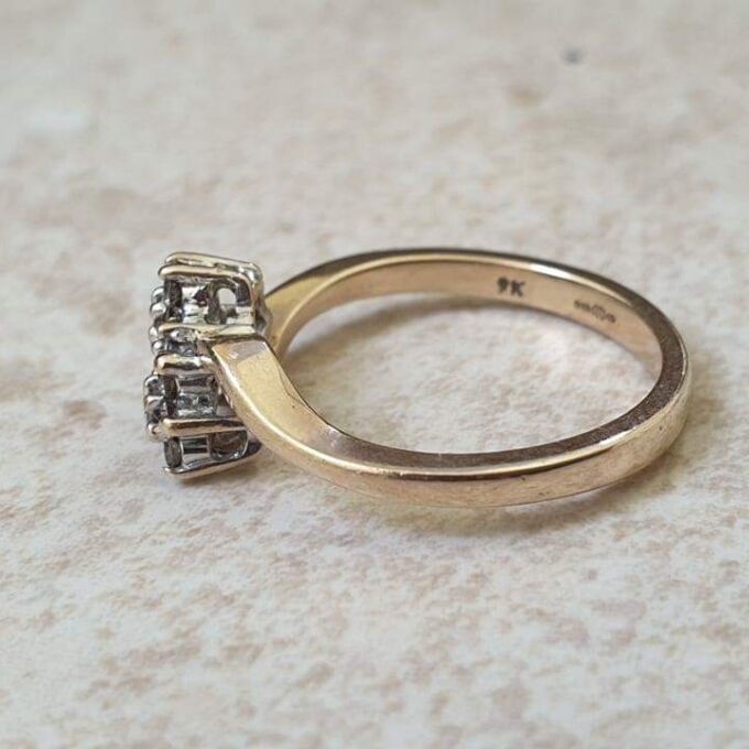 Diamond Twin Daisy Crossover Ring in 9ct Gold, a UK M or a US 6 1/4