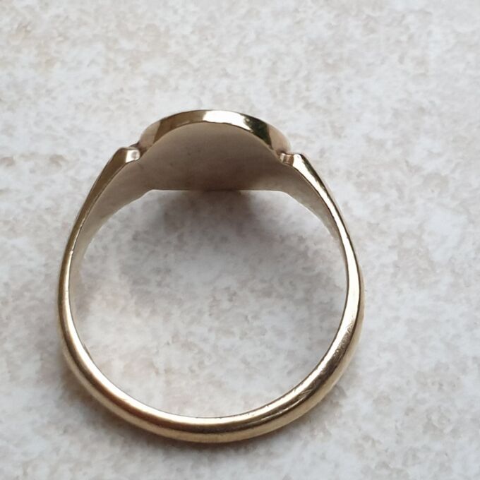 Sunray Signet Ring in 9ct Gold, a UK S 1/2 or a US 9 3/4