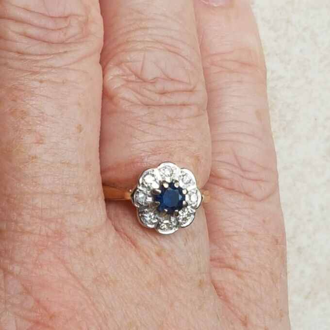 Antique Sapphire and Diamond Daisy Ring in 18ct Gold, a UK I 1/2 or a US 4 3/4.