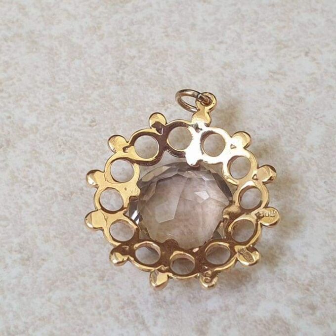 Pretty Quartz Pendant in 9ct Gold