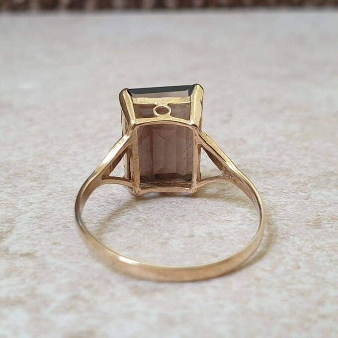Smoky Quartz Ring in 9ct Gold.