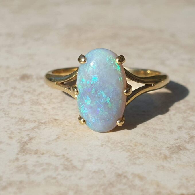 Beautiful Opal Solitaire Ring in 18ct Gold,  a UK N or a US 7.