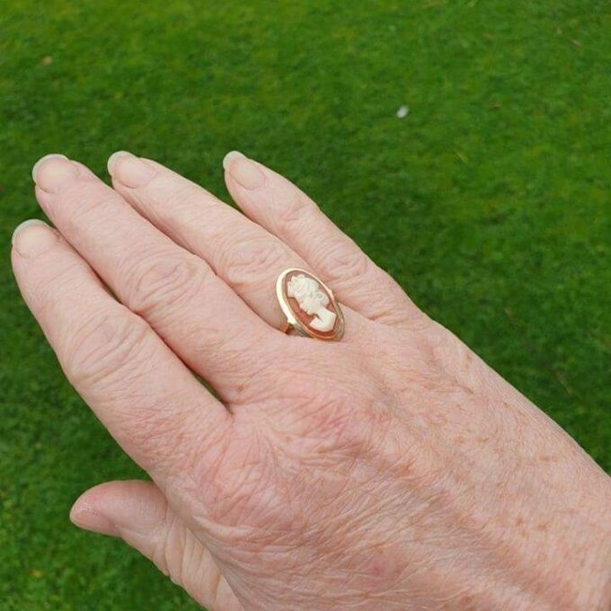 Elongated Cameo Ring in 14ct Gold.