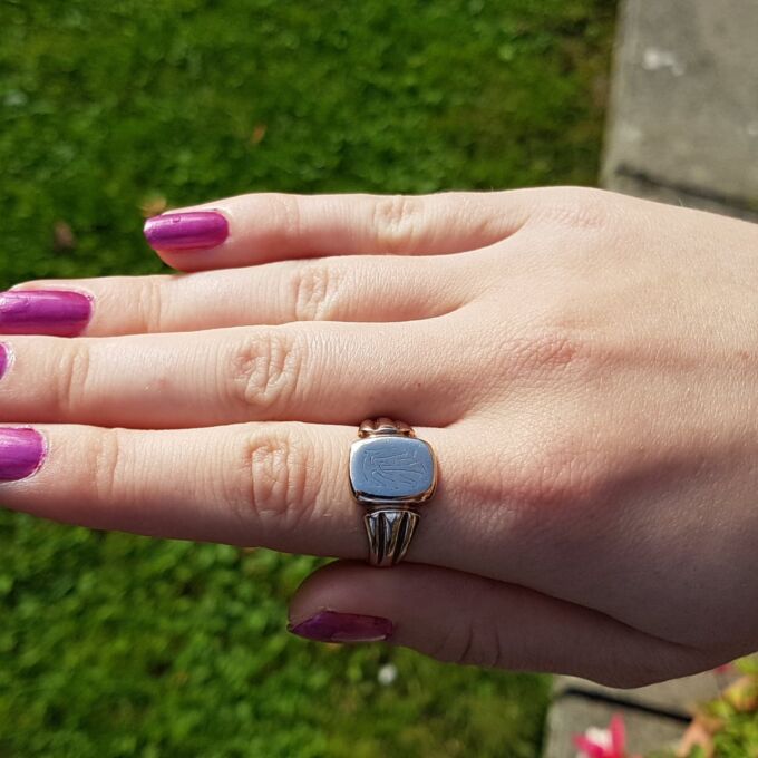 Adorable Antique Signet Ring in 9ct Rose Gold, a UK R 1/2 or a US 9 1/4.