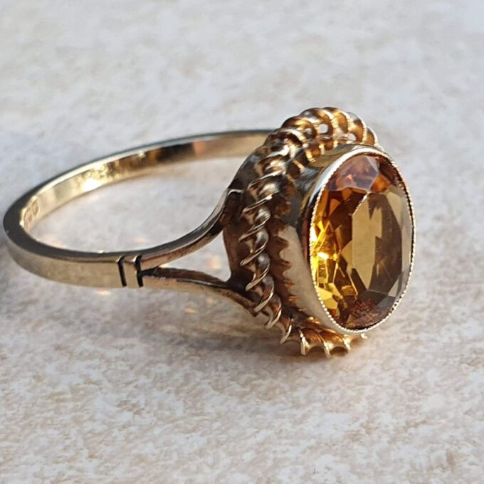 Oval Citrine Solitaire Ring in 9ct Gold, a UK Q or a US 8 1/2