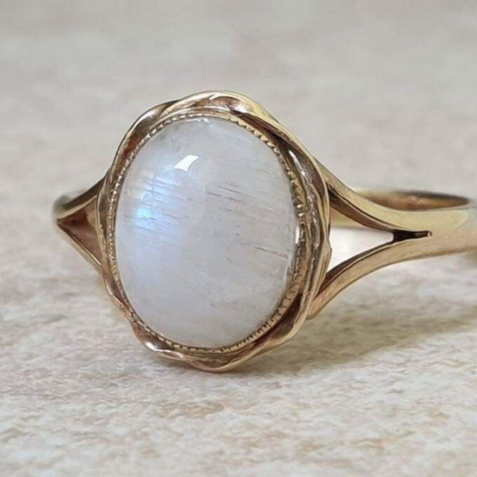 Oval Moonstone Ring in 9ct Gold, a UK O 1/2 or a US 8