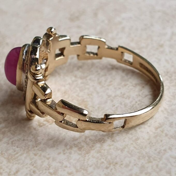 Ruby Cabochon Ring in 9ct Gold, a UK N 1/2 or a US 7 1/4