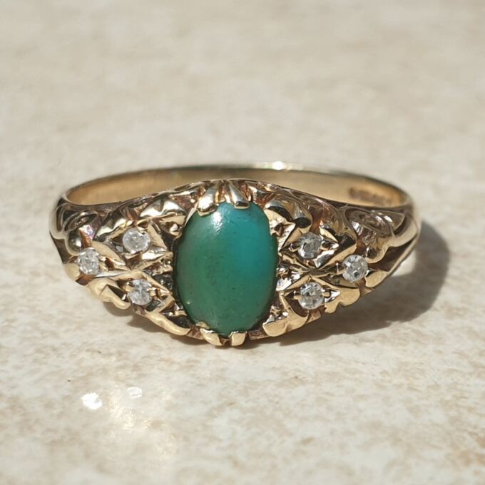 Chrysoprase and Diamond Ring I  9ct Gold, a UK N or a US 7