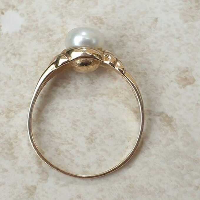 Pearl Solitaire Ring in 9ct Gold.
