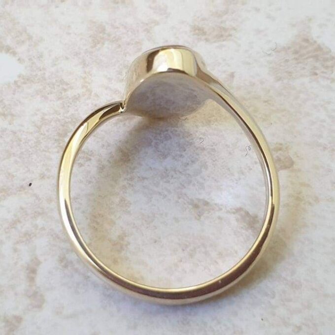 Carnelian Bypass Ring in 9ct Gold.