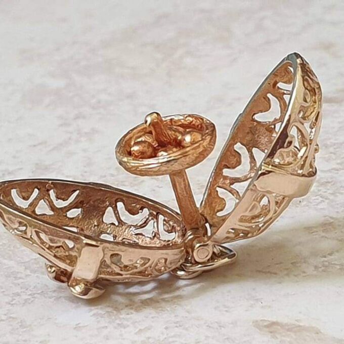 Reserved – Intricate Opening Egg Pendant in 9ct Gold.