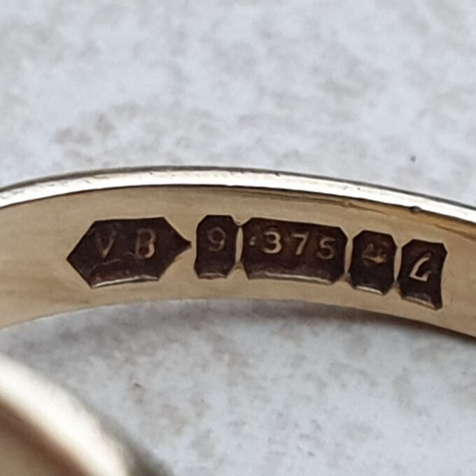 Sunray Signet Ring in 9ct Gold, a UK S 1/2 or a US 9 3/4