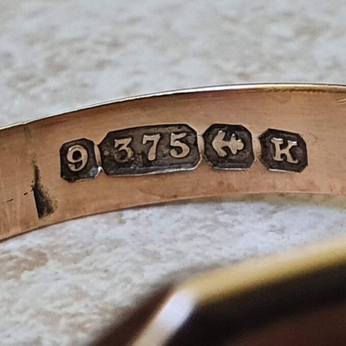 Plain Signet ring in 9ct Gold.