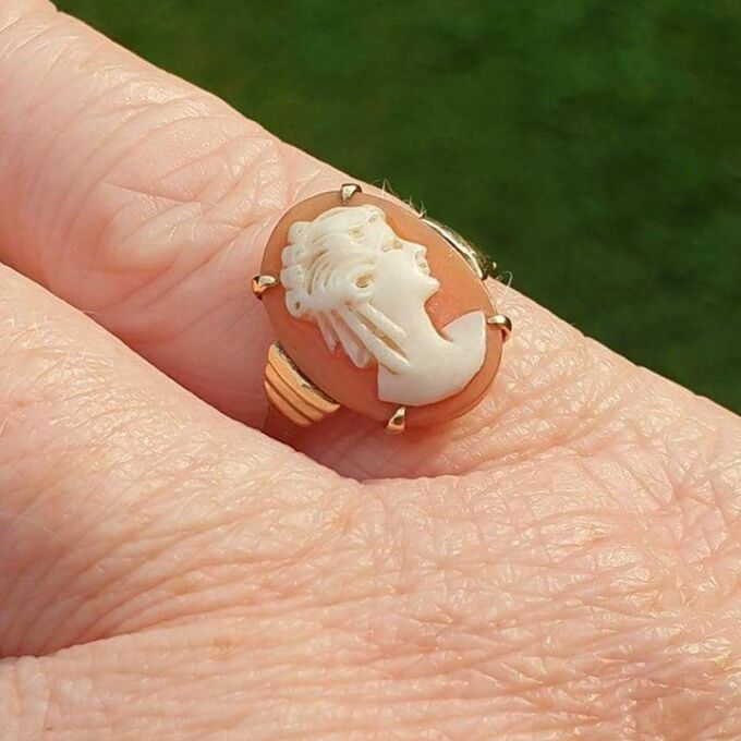 Vintage Cameo ring in 9ct Gold, a UK I 1/2 or a US 4 3/4