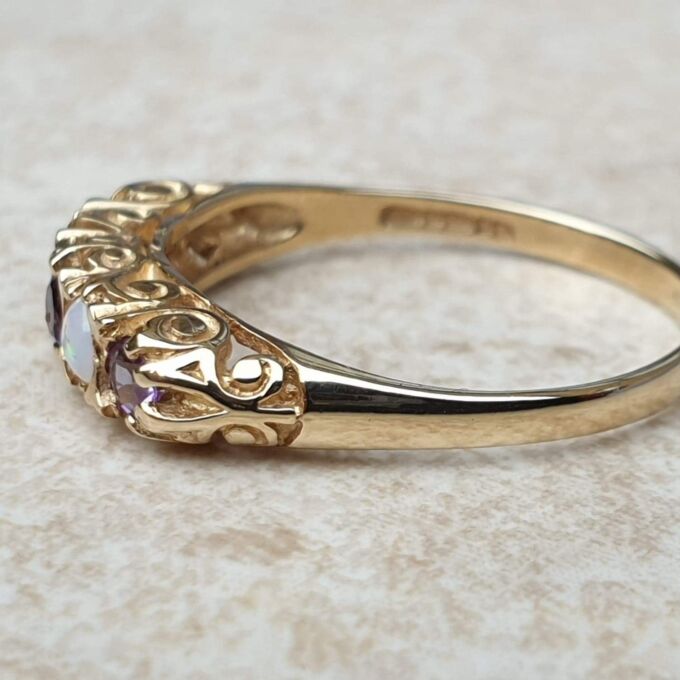 Amethyst and Opal Five Stone Ring in 9ct Gold, a UK O 1/2 or a US 7 1/2.