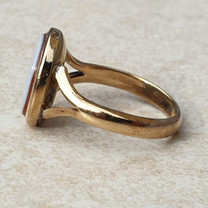 Sardonyx Solitaire Ring in 9ct Gold,  a UK P or a US 7 3/4.