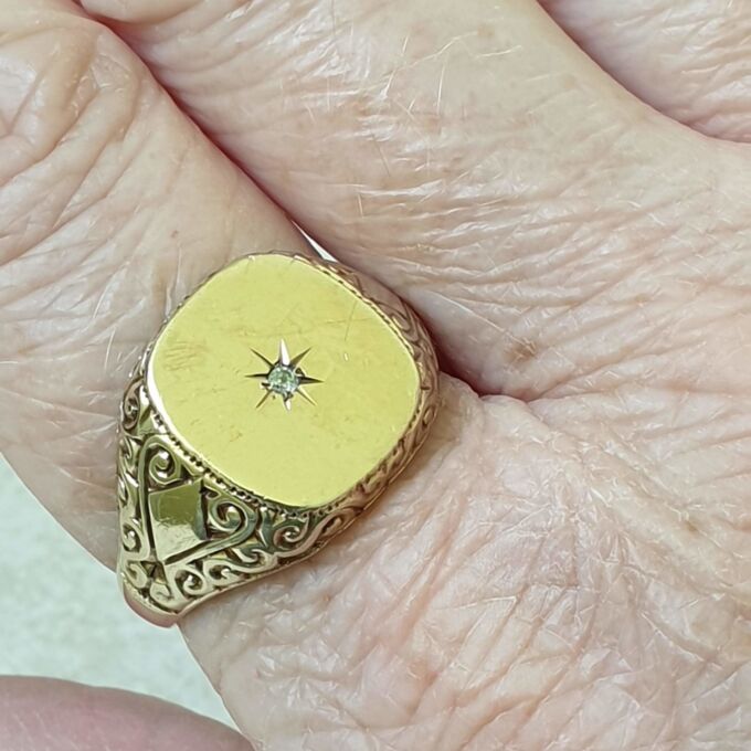Big Ornate Signet Ring in 9ct Gold, a UK size V or a US 11.