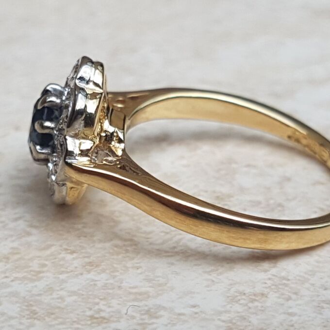 Antique Sapphire and Diamond Daisy Ring in 18ct Gold, a UK I 1/2 or a US 4 3/4.