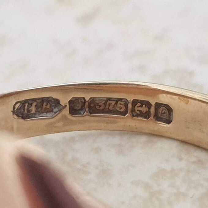 Simple Signet Ring in 9ct Gold.