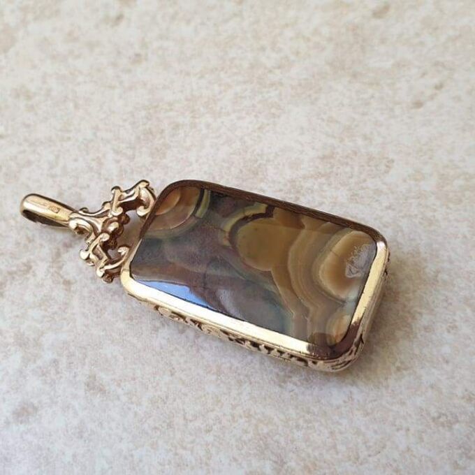 Substantial Double Sided Agate Pendant in 9ct Gold