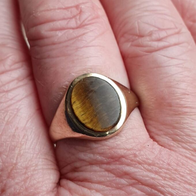 Tigers Eye Signet Ring in 9ct Gold, a UK P 1/2 or a US 8