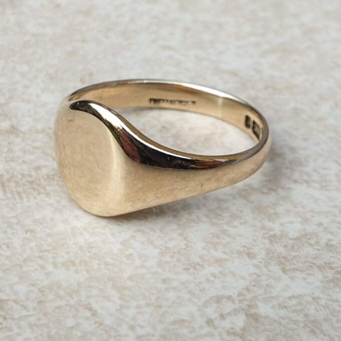 Classic Vintage Signet Ring in 9ct Gold, a UK L or a US 6