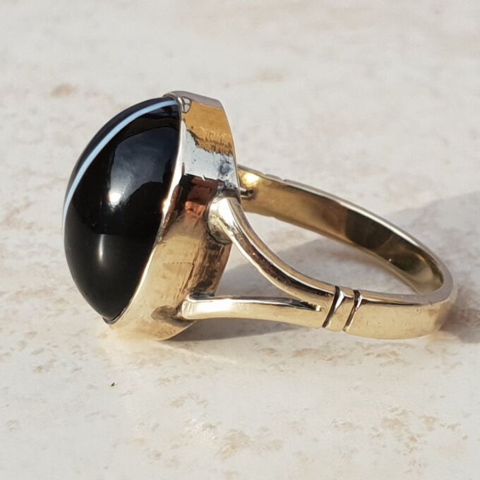 Stunning Banded Agate Cabochon Solitaire in 9ct Gold, a UK N or a US 7.