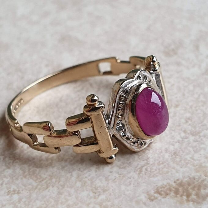 Ruby Cabochon Ring in 9ct Gold, a UK N 1/2 or a US 7 1/4