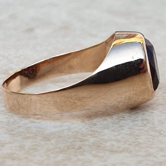 Red Paste Signet Ring in 9ct Gold,  a UK J or a US 5 1/4