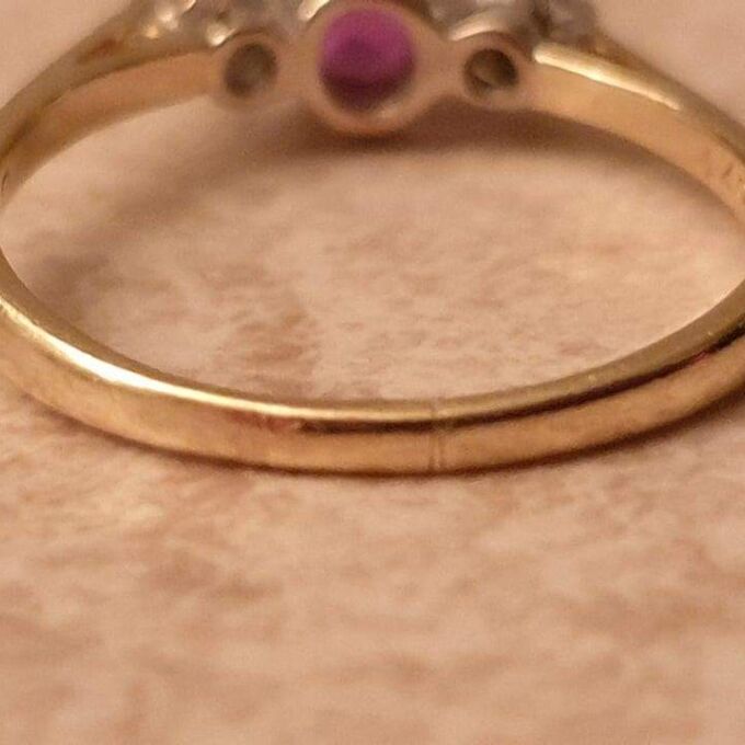 Purple Sapphire and Diamond Ring in 18ct Gold, a UK M 1/2 or a US 6 1/2.