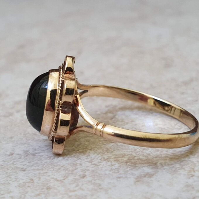 Onyx Cabochon Ring in 9ct Gold.