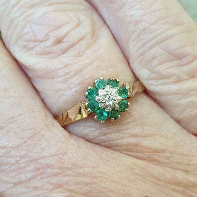 Agate and Diamond Cluster Ring in 9ct Gold, a UK N 1/2 or a US 7 1/4