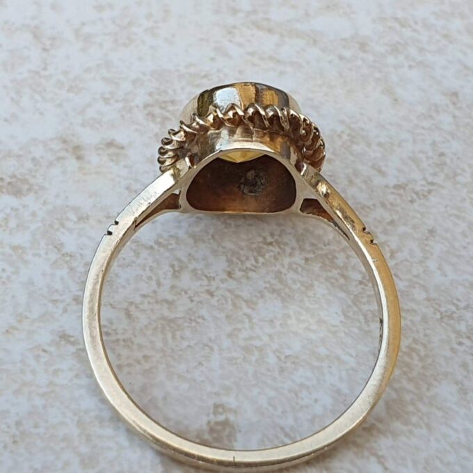 Oval Citrine Solitaire Ring in 9ct Gold, a UK Q or a US 8 1/2