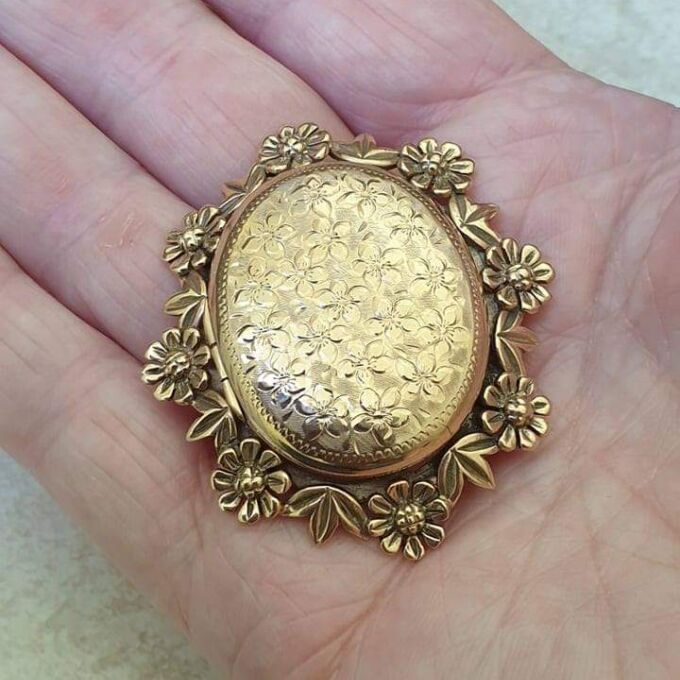 Incredibly Ornate Locket with Brooch and Pendant Options in 9ct Gold.