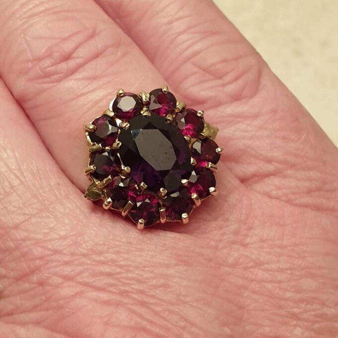 Big Garnet Cluster Ring in 9ct Gold, a UK L or a US 5 3/4