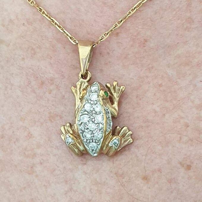 Fun Frog Pendant in 9ct Gold.