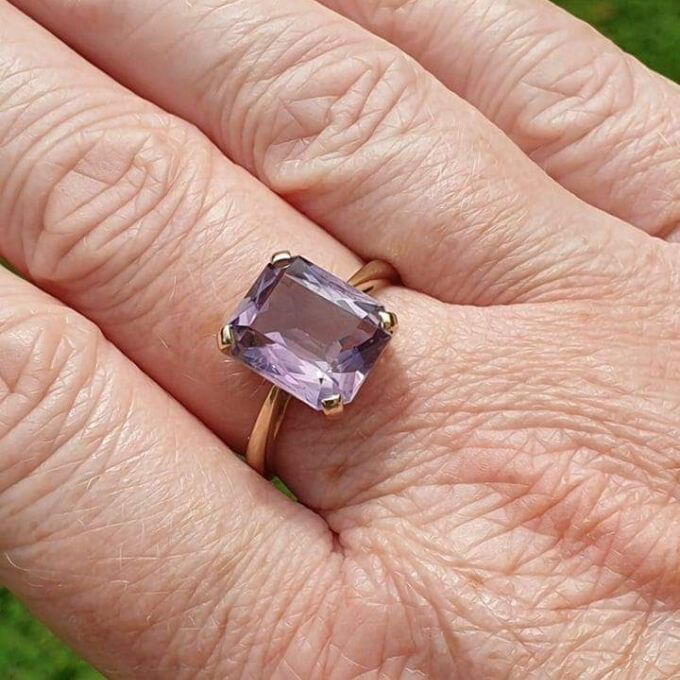 Amethyst Solitaire Ring in 9ct Gold.