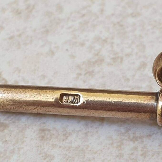 Vintage Heavy Plain T Bar Fob Pendant in 9ct Gold.