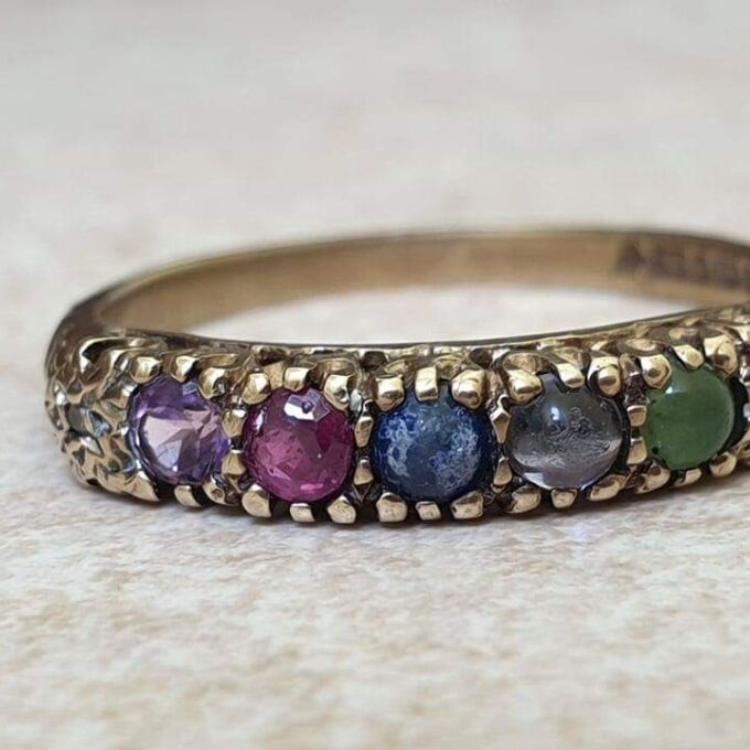 Multi Stone DARLING Acrostic Ring in 9ct Gold, a UK N 1/2 or a US 7 1/4