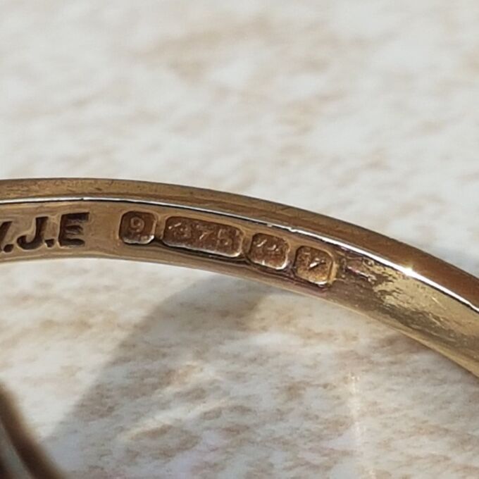 Vibrant Synthetic Amethyst Solitaire 9ct Gold Ring, a UK J or a US 5 1/4.