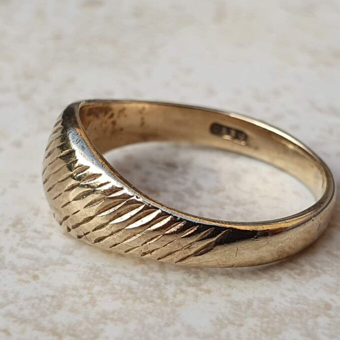 Textured Graduating Signet Ring in 9ct Gold, a UK I 1/2 or a US 4 3/4