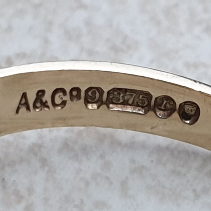 Engraved Shield Signet Ring in 9ct Gold, a UK W or a US 11 1/4