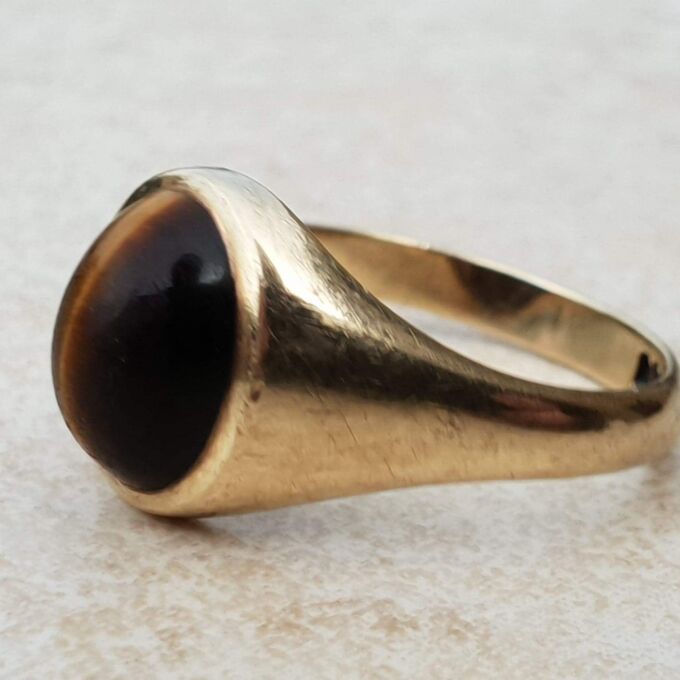 Tigers Eye Signet Ring in 9ct Gold, a UK N 1/2 or a US 7 1/4.