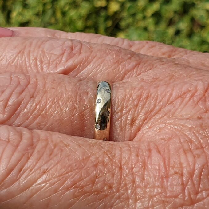 Diamond Set Band Ring in 9ct Gold, a UK Q 1/2 or a US 8 1/2