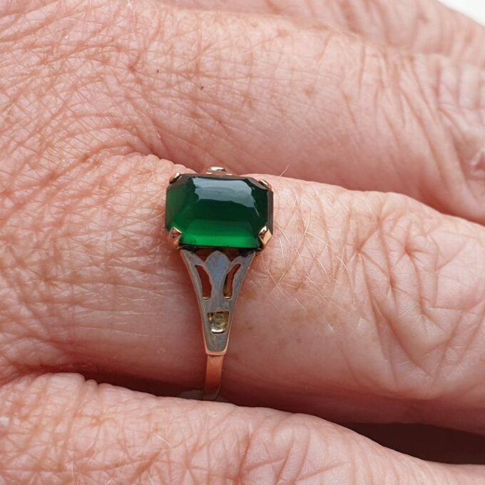 Vintage Chrysoprase Solitaire Ring in 9ct Gold, a UK M or a US 6 1/2