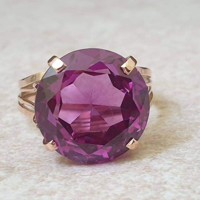 Colour Change Synthetic Sapphire Ring in 12ct Gold.