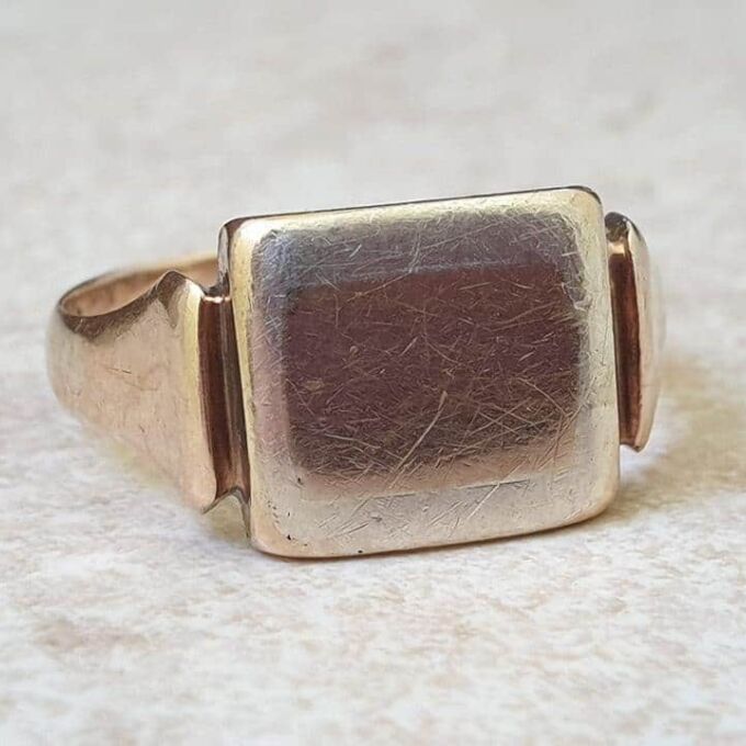 Two Tone Signet Ring in 9ct Gold, a UK Q 1/2 or a US 8 1/2