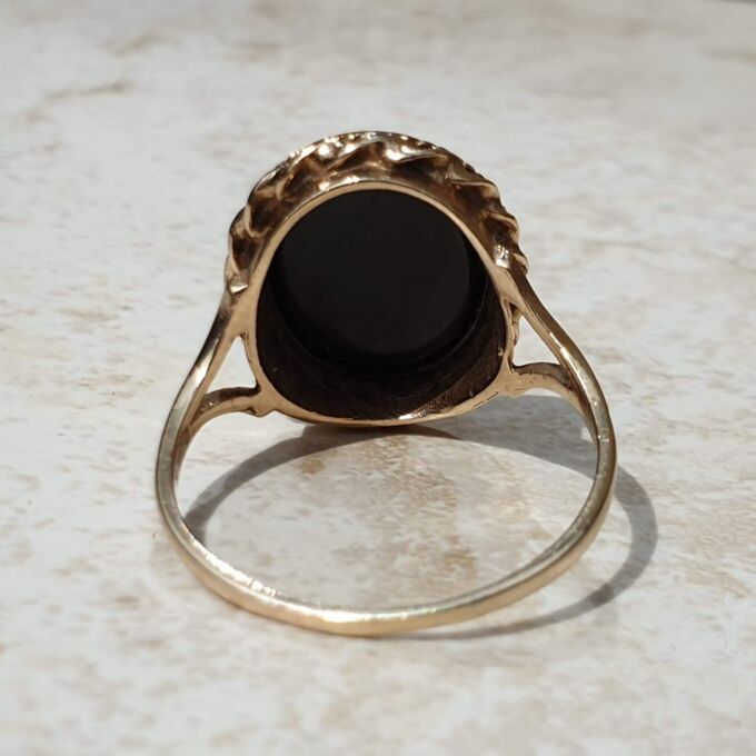 Oval Onyx Signet Ring in 9ct Gold, a UK Q 1/2 or a US 8 3/4.