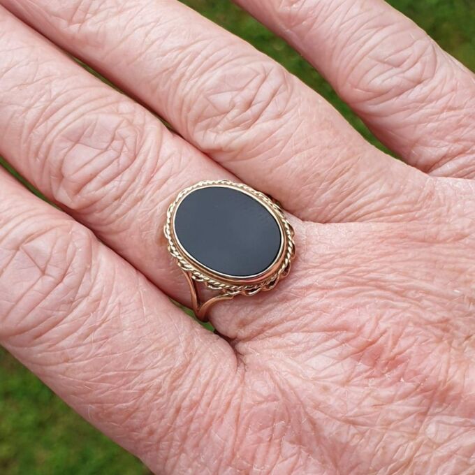 Oval Onyx Signet Ring in 9ct Gold, a UK Q 1/2 or a US 8 3/4.