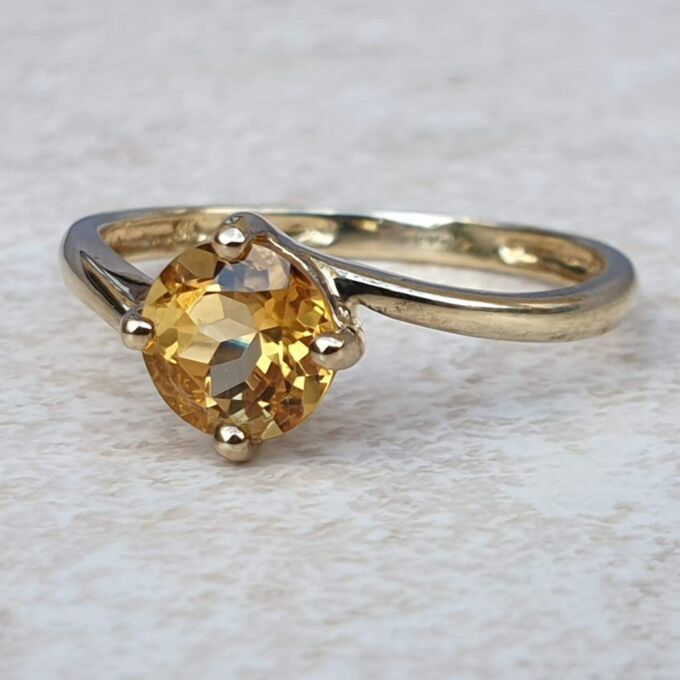 Citrine Solitaire Ring in 9ct Gold.